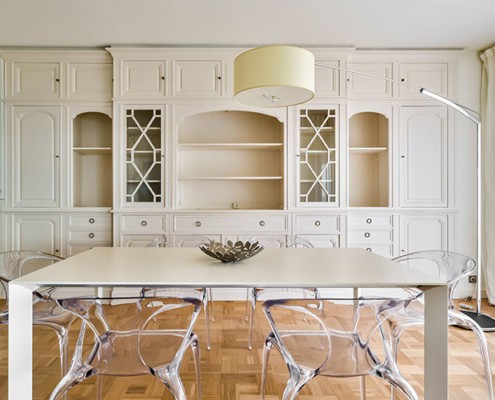 Relooking de mobilier, la bibliothèque a été repeinte en blanc afin de l'alléger, par Elisabeth Hamard, architecte d'intérieur