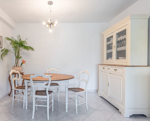 Relooking de mobilier avec application d'une peinture blanc cassé, par Elisabeth hamard, architecte d'intérieur