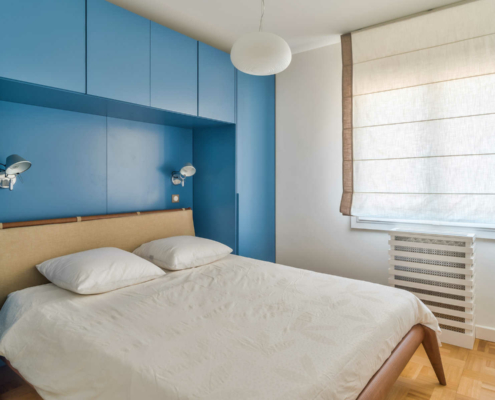Vue de la chambre avec ses appliques de lecture et son rangement pont, par Elisabeth Hamard, architecte d'intérieur