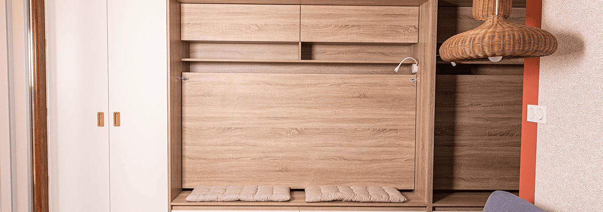 Studio à Sanary, vue des lits repliés entourés par les rangements sur mesure, par Elisabeth Hamard, architecte d'intérieur