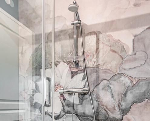 Papier peint spécial douche avec des motifs floraux, par Elisabeth Hamard, architecte d'intérieur