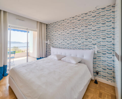 Chambre parentale avec sa tete de lit en papier peint, par Elisabeth Hamard, architecte d'intérieur