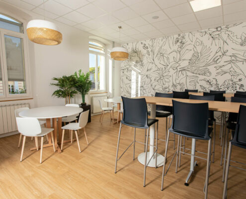 Mix de tables hautes et basses - Mix de tables hautes et basses dans des tons bois, blanc et noir, par Elisabeth Hamard, architecte d'intérieur, Toulon - Var