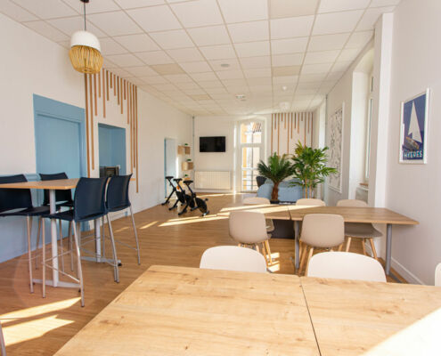 Autre vue de la salle 3 - Autre vue de la salle 3 avec le décor mural en tasseaux de bois, par Elisabeth Hamard, architecte d'intérieur, Toulon - Var