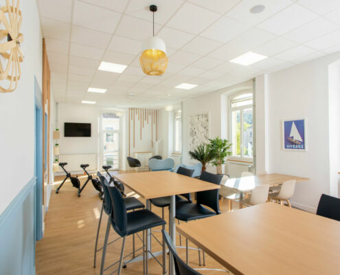 Vue de la 3e salle de restauration - Vue de la 3e salle de restauration avec son mobilier bois et noir, par Elisabeth Hamard, architecte d'intérieur, Toulon - Var