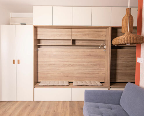 Lits rabattables fermés avec son double niveau de rangement, par Elisabeth Hamard, architecte d'intérieur