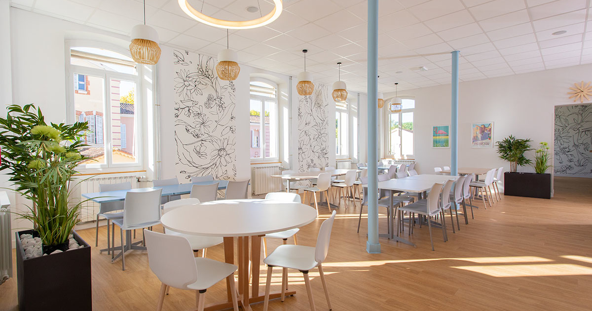 Salle principale du restaurant du personnel de l'hôpital de Pierrefeu, par Elisabeth Hamard