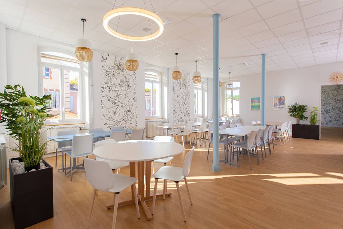 Salle principale du restaurant du personnel de l'hôpital de Pierrefeu, par Elisabeth Hamard