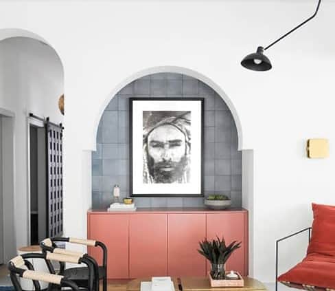 Arche mettant en valeur un tableau