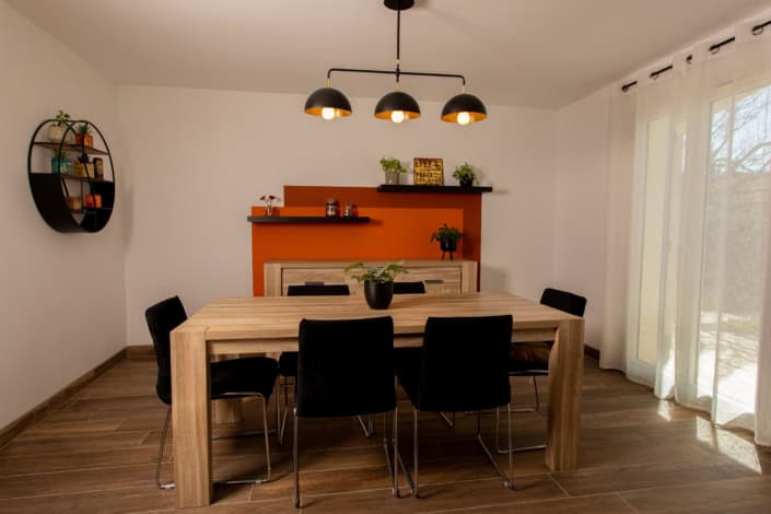 Vue de la salle à manger, chêne clair, zoning peinture orangée, par Elisabeth Hamard, Architecte d'intérieur à Toulon • Var