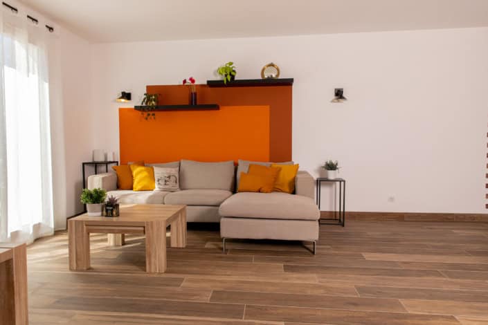 Vue du canapé avec le décor graphique peint dans des tons oranges, par Elisabeth Hamard, Architecte d'intérieur à Toulon • Var