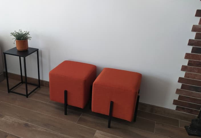 Détail des assises supplémentaires, 2 poufs dans les mêmes tons orangés du salon, par Elisabeth Hamard, Architecte d'intérieur à Toulon • Var