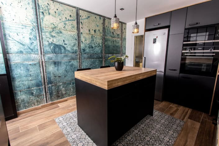 Vue de l'ilot avec le mur de papier peint au look industriel, par Elisabeth Hamard, Architecte d'intérieur à Toulon • Var