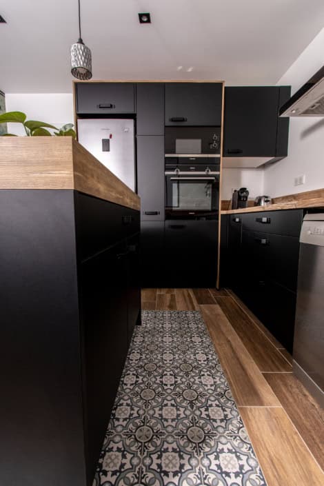 Vue du tapis en carrelage sous l'ilot de cuisine, par Elisabeth Hamard, Architecte d'intérieur à Toulon • Var