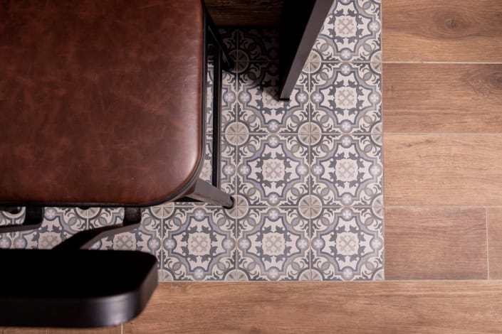 Détail du tapis réalisé en carrelage sous l'ilot de cuisine, par Elisabeth Hamard, Architecte d'intérieur à Toulon • Var
