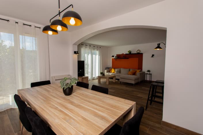 Vue depuis le séjour sur le salon rénové dans des tons orangés, par Elisabeth Hamard, Architecte d'intérieur à Toulon • Var