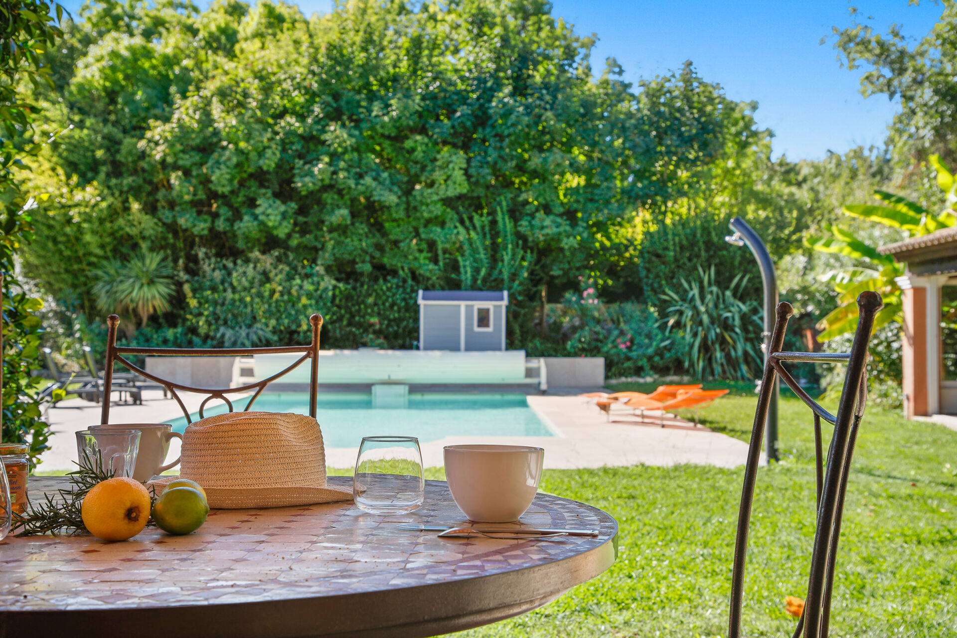 Vacances au bord de la piscine - Vacances au bord de la piscine avec petit déjeuner sur la terrasse, par Elisabeth Hamard, architecte d'intérieur et gérante de conciergerie, Toulon- Var